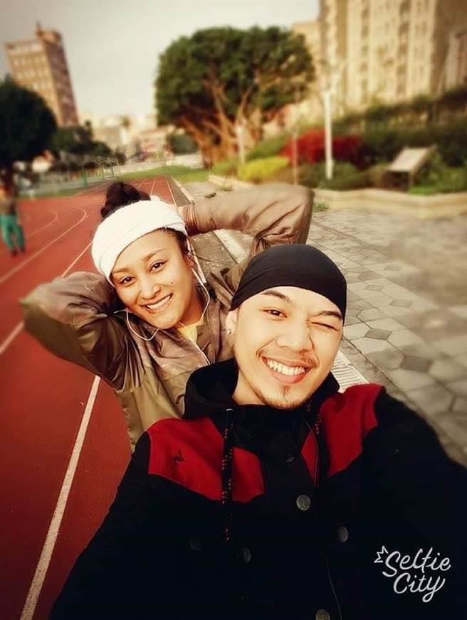 纪晓君在茁剧场《谁说妈妈像月亮》饰演张耀仁的妈妈。（三禾行销提供）