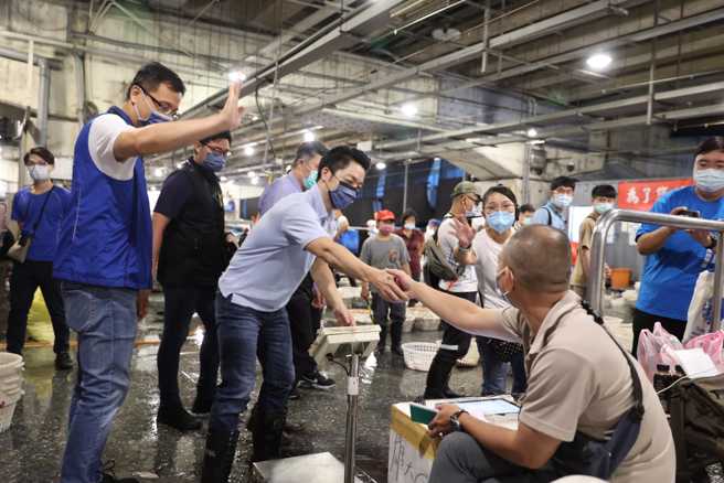 國民黨台北市長候選人蔣萬安今（5）日表示，他凌晨四點半、天都還沒亮，就到了「中央魚市場」了解攤商心聲。（取自蔣萬安臉書）