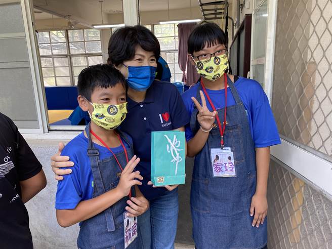 台东县桃源国中树屋今启用，并举办校际交流活动。台东县长饶庆铃（中）到场鼓励学生。（蔡旻妤摄）