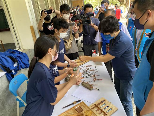 台东县桃源国中树屋今启用，并举办校际交流活动。台东县长饶庆铃到场鼓励学生。（蔡旻妤摄）