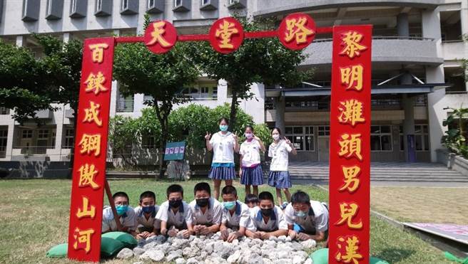 海军陆战队99旅带领学生体验突击吊桥、射击与两栖战斗橡皮艇抢滩与两栖蛙人天堂路。（高市教育局提供／杨舒婷高雄传真）