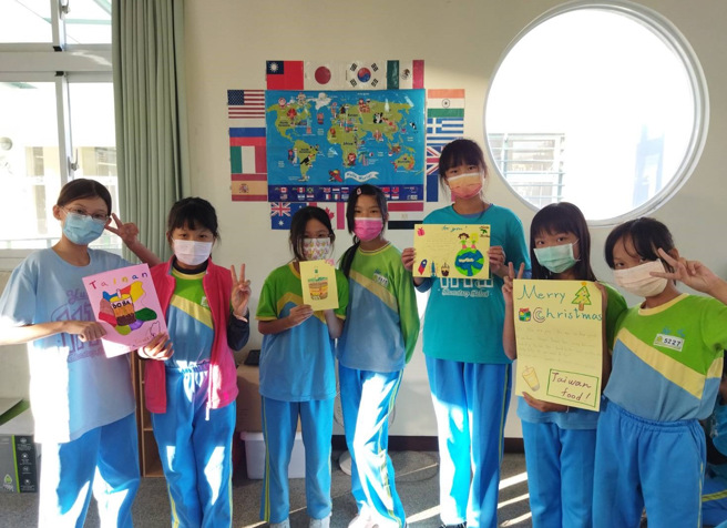 裕文国小寄圣诞卡片给远方的朋友。(照片/臺南市教育局提供)