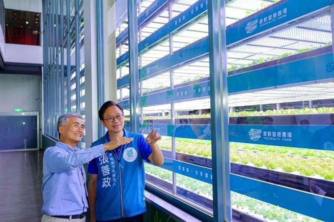 国民党桃园市长候选人张善政5日前往芦竹区源鲜智慧农场参观，针对休閒农业公布第2波观光政见。（张善政竞总提供／陈梦茹桃园传真）