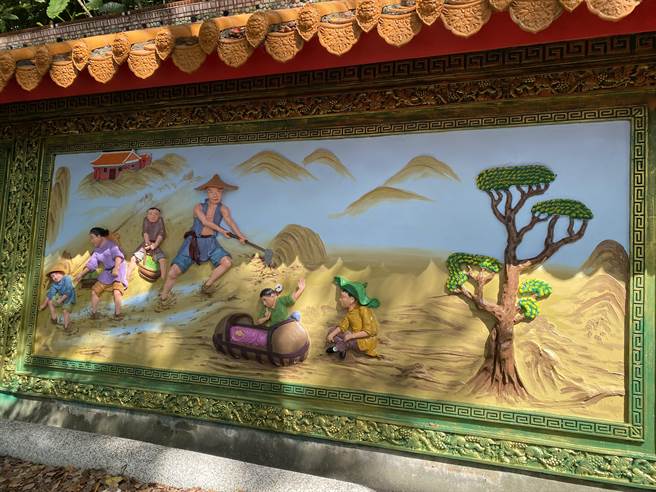 郑氏族长郑绍文表示，壁画呈现郑家歷史，从来台祖先出生、跨海来台到杨梅开垦等各种事蹟。（蔡明亘摄）