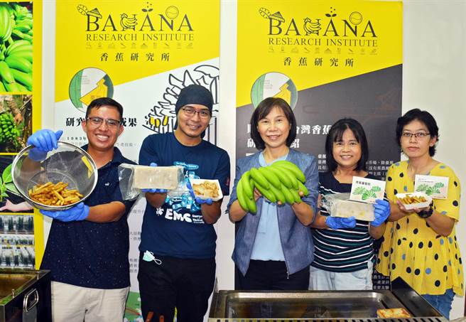 香蕉研究所研發青蕉入菜，有助消費Ｂ級蕉。（林和生攝）