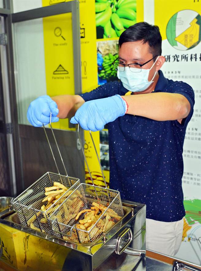 香蕉研究所仿造薯條研發青蕉條，盼能有助消費Ｂ級蕉。（林和生攝）