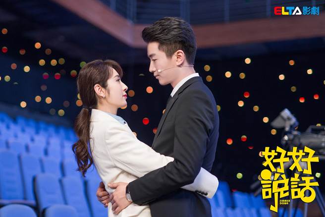 陈晓（右）搭檔王晓晨（左）吵闹互呛迸出CP感。（爱尔达电视提供）