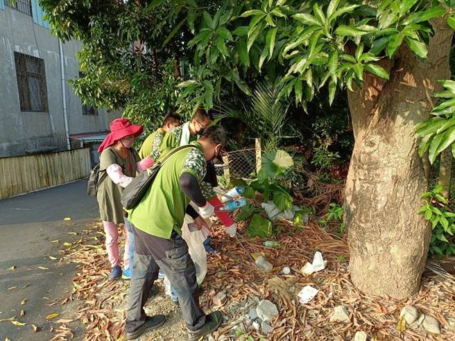台中市环保局太平清洁队5日在太平车笼山、猫头鹰步道举办资源回收暨净山活动。 （民眾提供／冯惠宜台中传真）