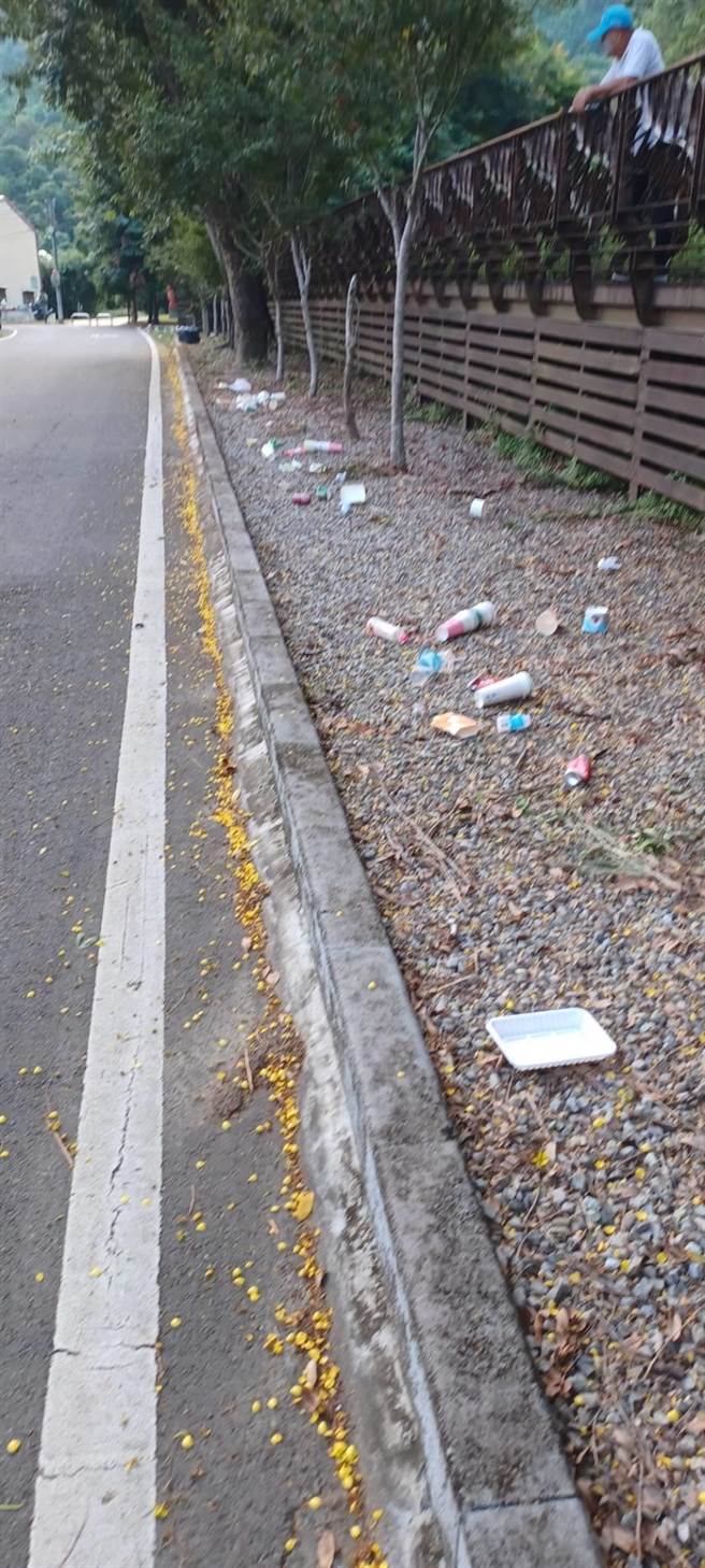 台中市环保局太平清洁队5日举办资源回收暨净山活动，遭民眾爆料目睹活动前清洁队员拿着3、4袋的资源回收物沿路丢弃。（民眾提供／冯惠宜台中传真）