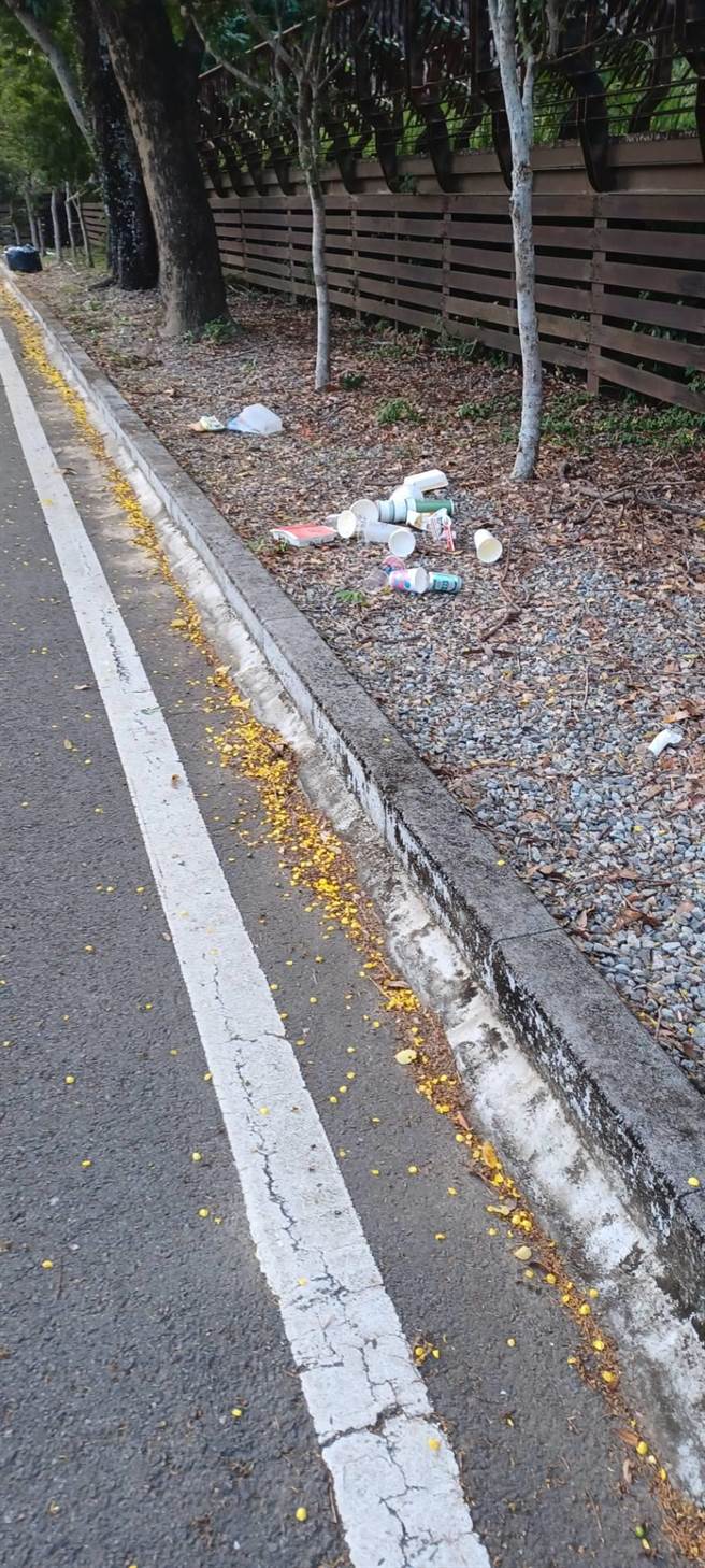 台中市环保局太平清洁队5日举办资源回收暨净山活动，遭民眾爆料目睹活动前清洁队员拿着3、4袋的资源回收物沿路丢弃。（民眾提供／冯惠宜台中传真）