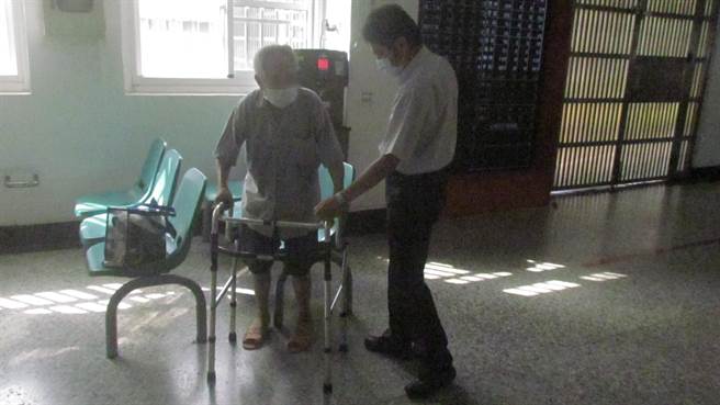 狱方媒合慈济基金会志工团体及更生保护会资源，提供辅具助行器及返乡车资，让阿森昨日顺利出监。（南二监提供／张毓翎台南传真）