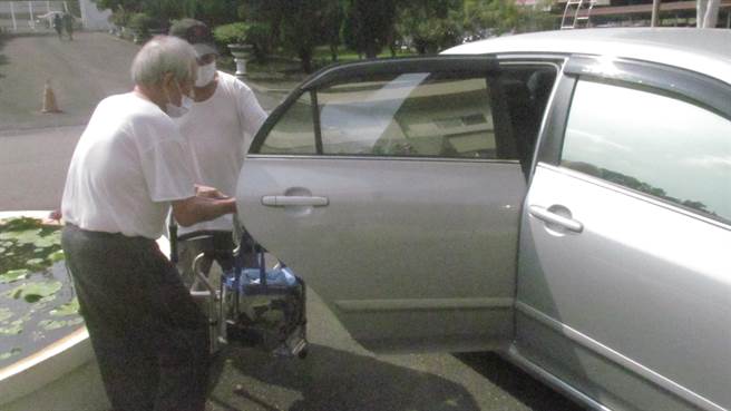 狱方媒合慈济基金会志工团体及更生保护会资源，提供辅具助行器及返乡车资，让阿森昨日顺利出监。（南二监提供／张毓翎台南传真）