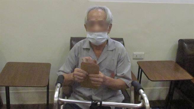 阿森出监这天，看到教诲师及社工来转赠助行器，又帮忙调整适合自己使用的高度，频向现场人员致谢。（南二监提供／张毓翎台南传真）