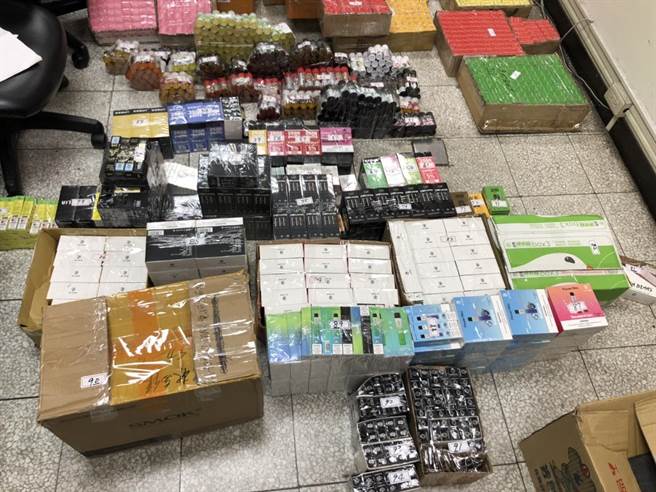 林男走私含尼古丁的電子菸油入境，分裝後在網路販售，警查扣送辦。（警方提供／陳淑芬台中傳真）