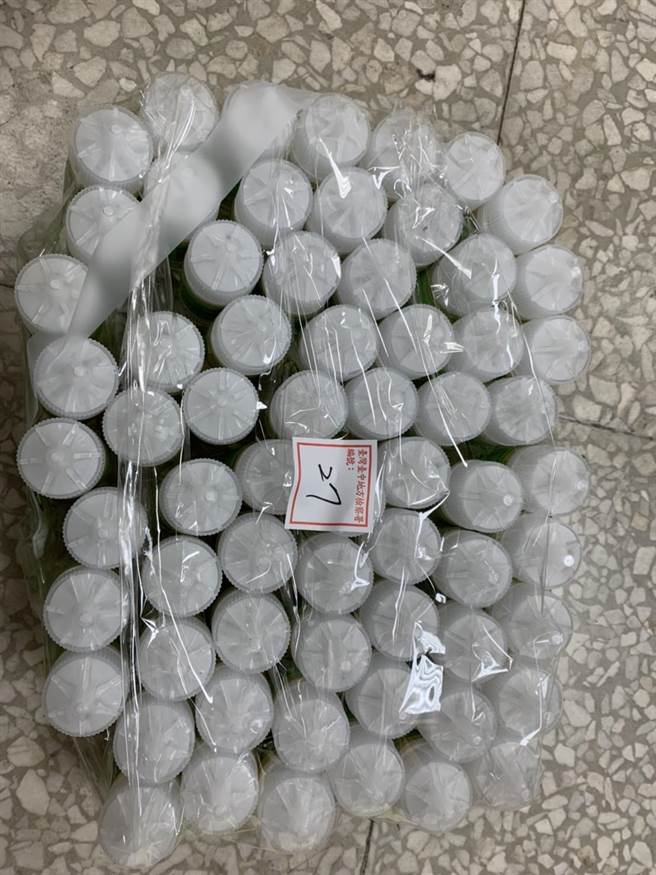 林男走私含尼古丁的電子菸油入境，分裝後在網路販售，警查扣送辦。（警方提供／陳淑芬台中傳真）