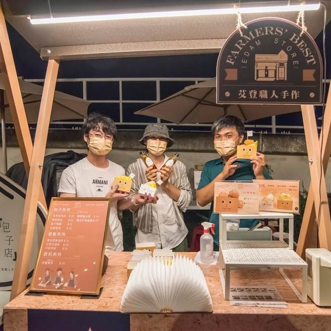 高雄市政府农业局在驳二大义区推出的「吉10型乐」型农市集，邀集来自高雄各地型农共同展出，与民眾分享美味、安全又道地的高雄好物。(高雄市农业局提供/林雅惠传真）