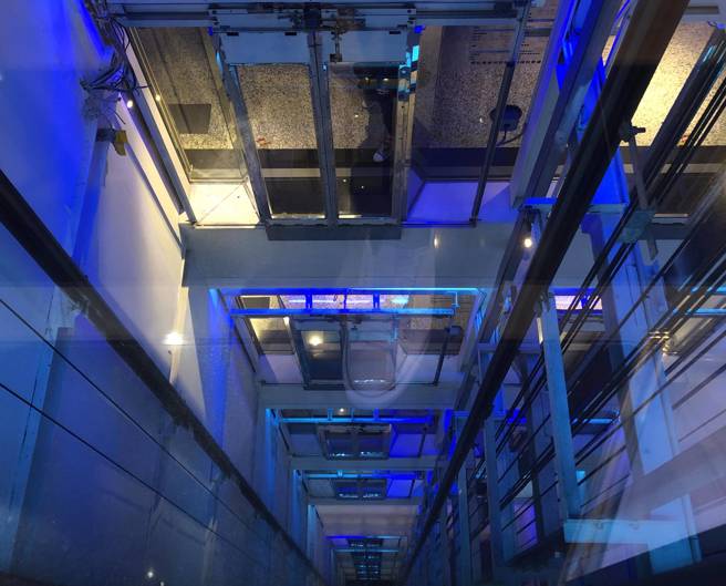 有网友5日傍晚称，中友百货内部的载客电梯失速坠落，百货与警方则表示，仅为电梯测试，虚惊一场。（翻摄自PTT）