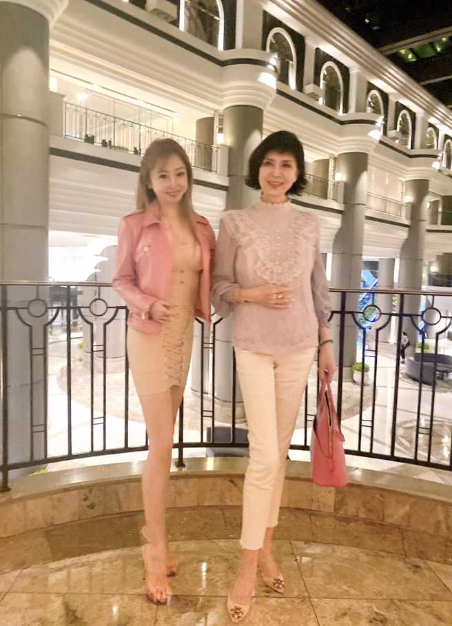 T妹晒和白嘉莉的合照，保养得宜看不出年纪。(图／取自T妹脸书)