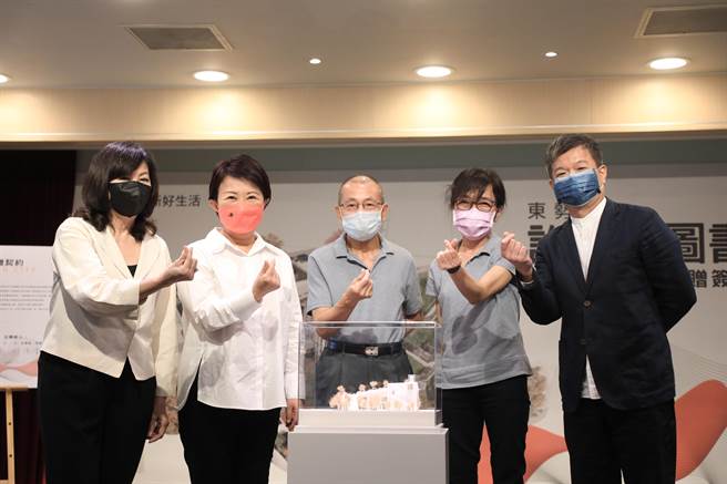 台中市民许景堂伉俪为纪念已故爱子许良宇，出资1亿元在台中市东势区机六用地兴建图书馆，并捐赠给台中市政府，5日举行捐赠仪式。（张亦惠摄）