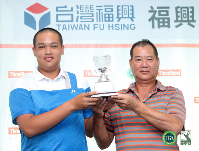 ThreeBond福兴挑战赛业余最佳球员许柏丞（左）和阿公分享荣耀。（TPGA提供）