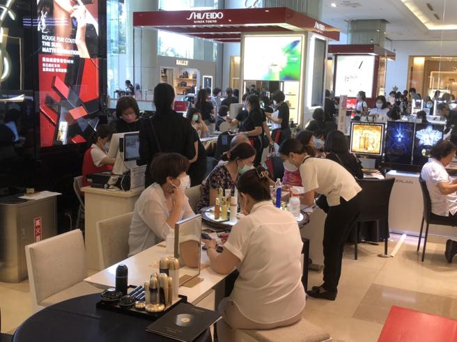 台中大远百周年庆开跑以来，买气人气旺，其中精品成长双位数表现最佳。（远百提供）