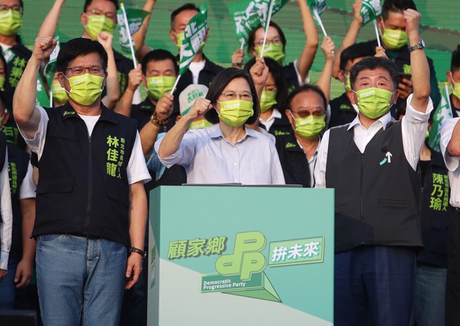 蔡英文(中)经常在致词时使用读稿机，被网友质疑只会靠念幕僚的文青稿治国。图为她2日为林佳龙站台，提到过去她参选新北市长，口误说成「我选过台北市长」。（资料照片）