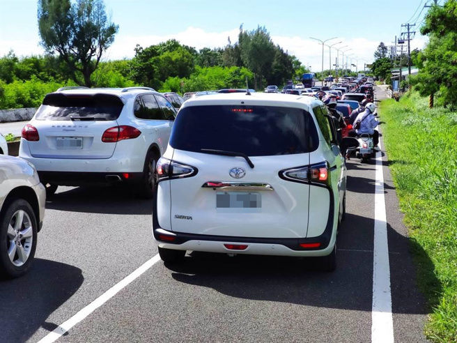 行政院推種樹百里2.0計畫改善台1線屏鵝公路景觀，卻爆出大塞車引民怨。（民眾提供／謝佳潾屏東傳真）