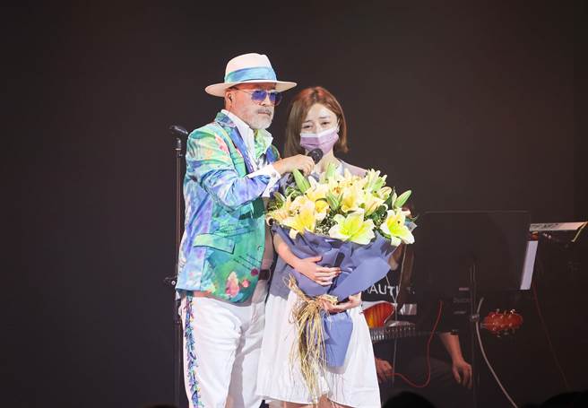 班鐵翔送花給泣不成聲的王瞳。（羅永銘攝）