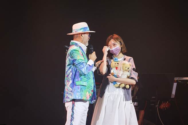 班鐵翔送花給泣不成聲的王瞳。（羅永銘攝）