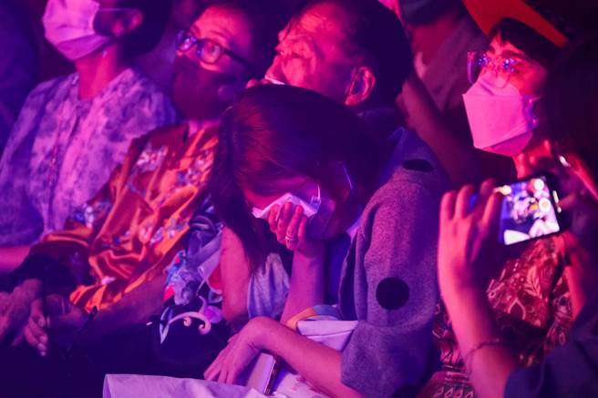 王瞳觸景傷情掩面大哭。（羅永銘攝）