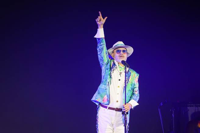 班鐵翔帶領現場歌迷一起手比艾成跟王瞳愛的密碼，祝福天上的艾成。（羅永銘攝