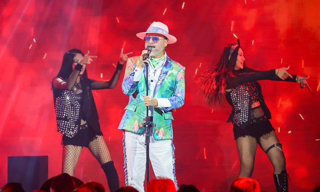 班鐵翔擁有一副好歌喉，讓台下歌迷聽得入迷。（羅永銘攝）