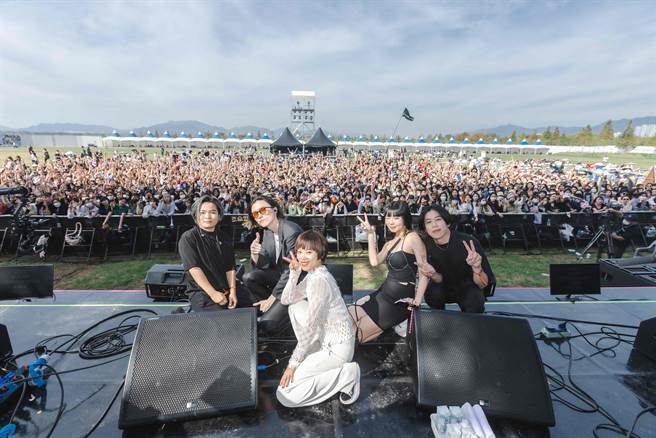 樂團「I Mean Us」日前赴釜山國際搖滾音樂節舞台開唱，現場吸引上千樂迷一起同樂。（新視紀整合行銷提供）