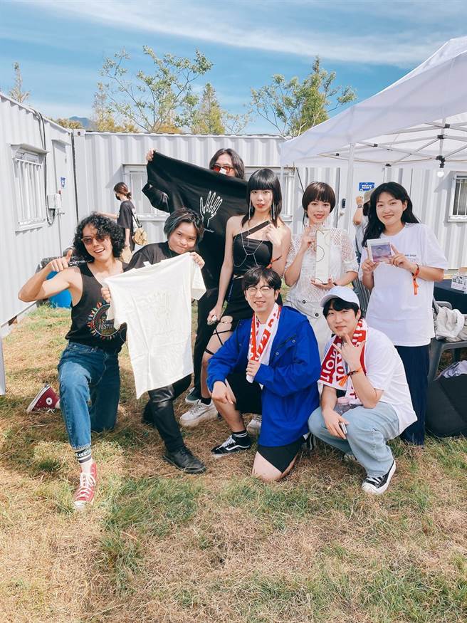 樂團「I Mean Us」日前赴釜山國際搖滾音樂節，開心與當地好友見面。（新視紀整合行銷提供）