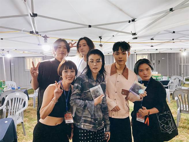 「I Mean Us」在釜山國際搖滾音樂節，開心與「SE SO NEON」合影留念。（新視紀整合行銷提供）