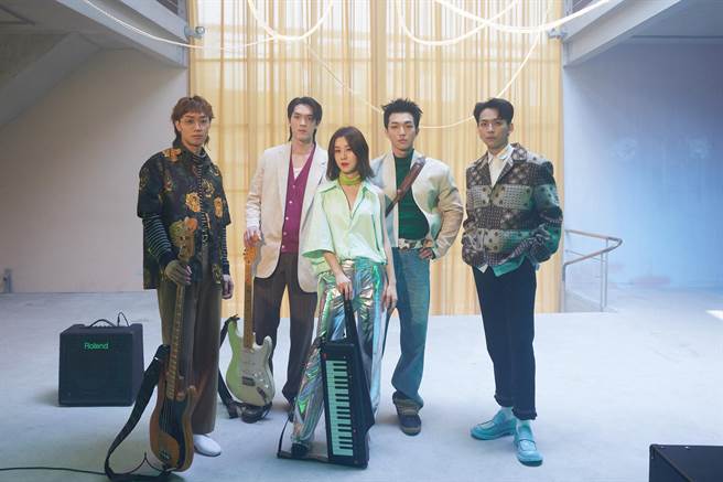 白安邀傻子与白痴特别共演〈不够特别的我不要〉MV。（相信音乐提供）