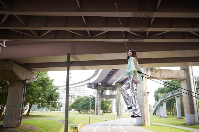 白安首次尝试吊钢丝。（相信音乐提供）