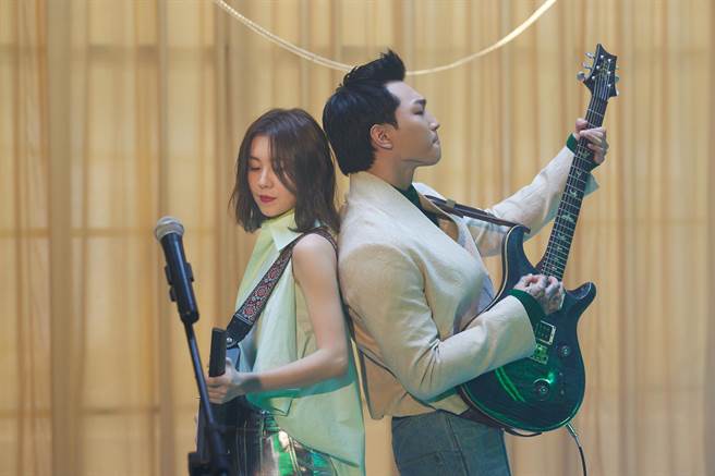 蔡维泽因吉他坏了向五月天怪兽借琴。（相信音乐提供）