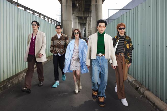 白安和傻子与白痴在MV里像是时装走秀。（相信音乐提供）