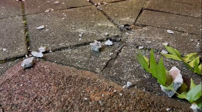 砖头散落在人行道。(民眾提供)