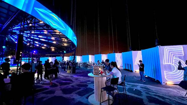 高雄10月活動滿檔，國慶連假住房率更飆到近9成。圖為台灣設計節的設計中島。（柯宗緯攝）