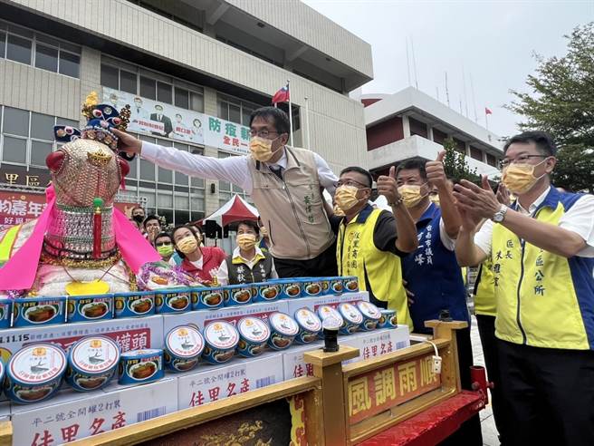 2022佳里购物嘉年华中的「米龟祈福」是一大亮点，由市长黄伟哲亲手为米龟进行揭幕加冕仪式，会后将白米全米捐给社福团体。（佳里区公所提供／李俊淇台南传真）