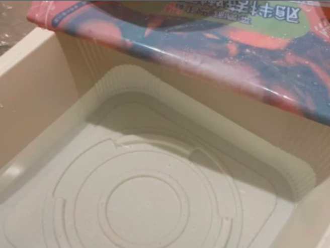 原PO分享自己在超商买微波食品，打开包装发现里面都是水。（翻摄自Dcard）