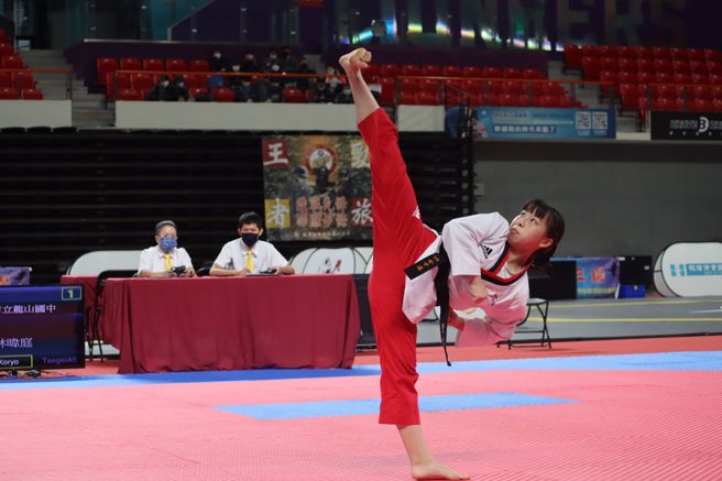 龙山国中的林暐庭成功卫冕全中锦女子个人品势金牌。（大会提供）