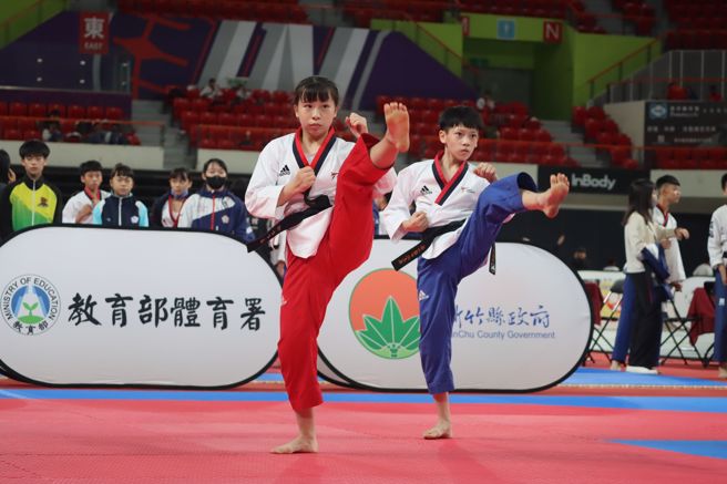 林冠佑（右）／林暐庭首次搭配就夺下全中锦品势男女混合双人组冠军。（大会提供）