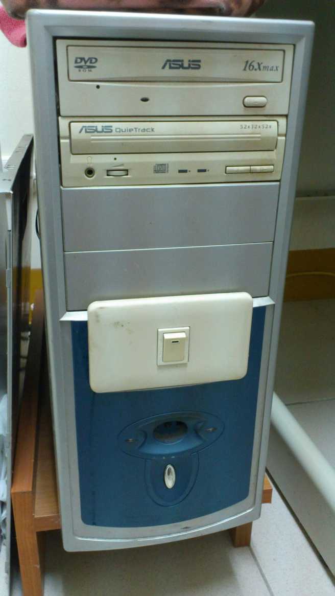 男子拍下10年前的電腦主機，其特殊開關改造，網友也笑翻「這下連阿嬤都會開機」。（翻攝自臉書路上觀察學院）