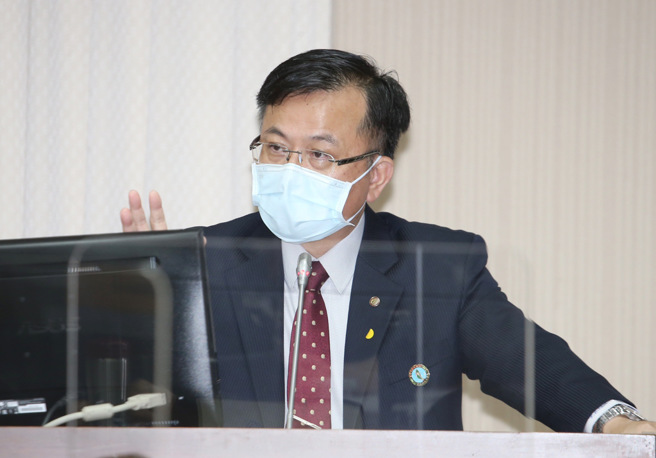 陈耀祥备询时表示，各界关心镜电视的情况很多，但不认为被施压，被徐巧芯吐嘈那就是关说。（姚志平摄）