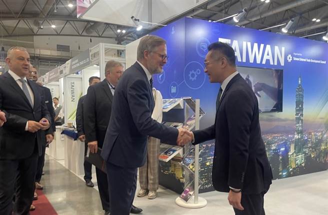 我国「驻捷克臺北经济文化办事处」代表柯良叡(右一)于台湾馆接待捷克总理Petr Fiala(右二)。(图／外贸协会提供)