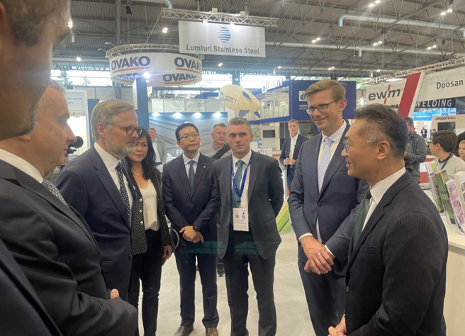 「捷克布鲁诺国际工业展」开展，捷克总理Petr Fiala（左二）前来参观臺湾馆;我国「驻捷克臺北经济文化办事处」代表柯良叡
(右一)于臺湾馆接待捷克总理Petr Fiala(右二);双方就臺捷双边关系现况简要交谈。驻捷克代表处经济组长刘若斐(右五)、华沙台贸中心主任吴春见(左四)，陪同接待。(图／外贸协会提供)