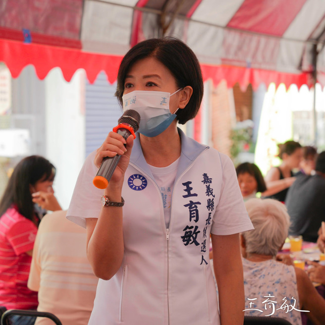 王育敏指控翁章梁濫用縣府資源為自己競選，個人廣告、競選標語視覺樣樣來。（圖／取自王育敏臉書）